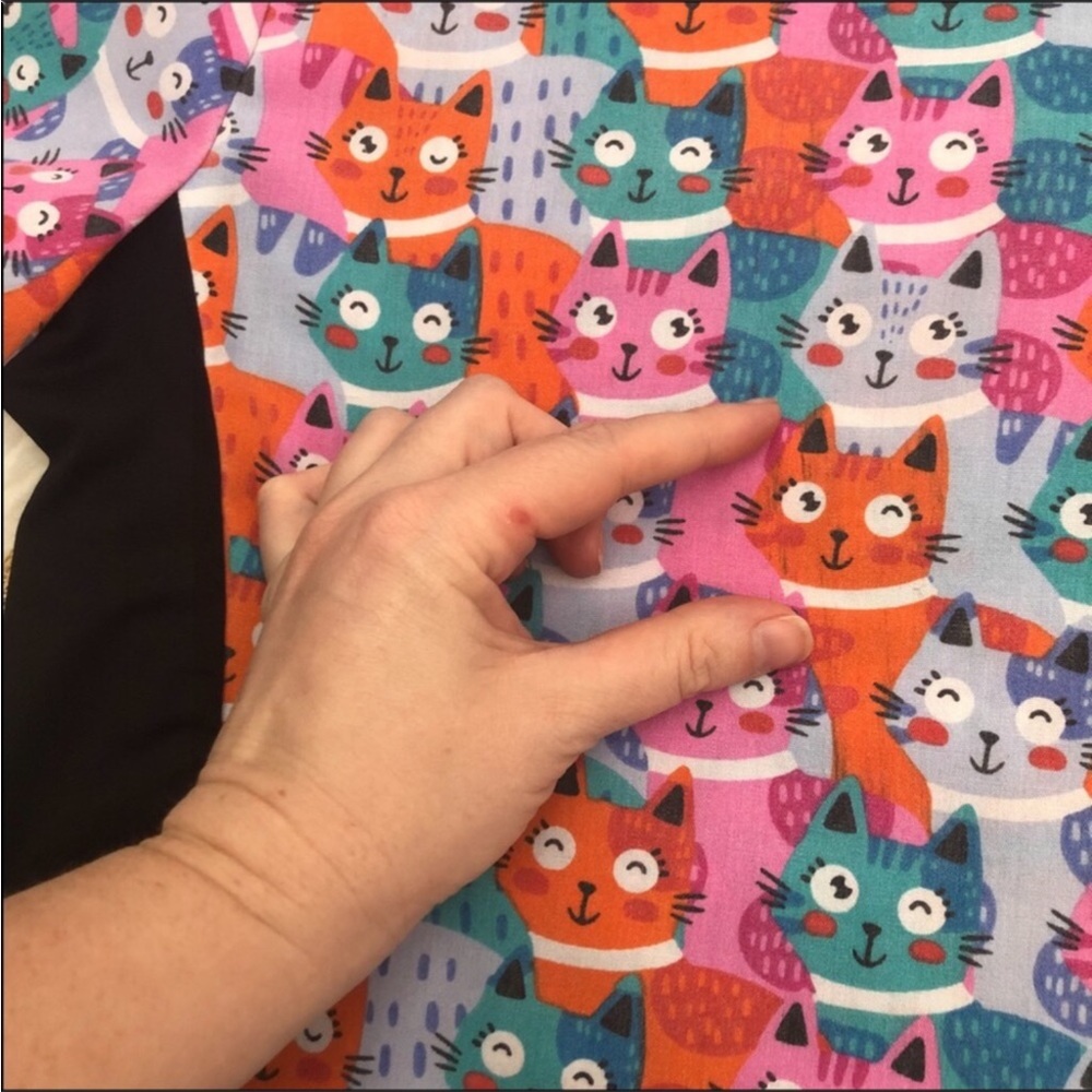 Cat Print Scrub Top - Picture 7 of 15